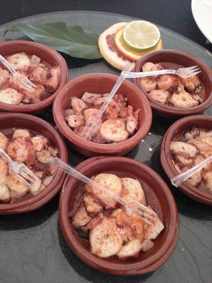 Cazuelitas de la mesa de pulpo