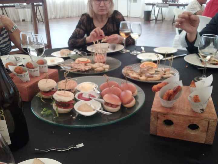Hamburguesas de buey y hot dogs, y cucuruchos de fingers de pollo con salsa teriyaki