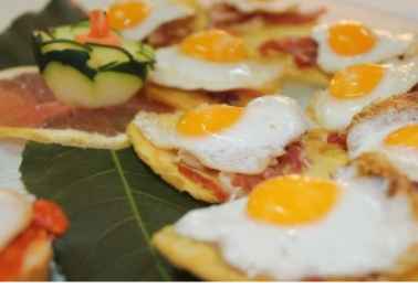 mesa de huevos de codorniz, patata y jamón o con sobrasada