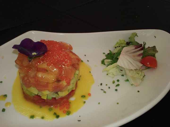 Tartar de salmón, aguacate, lima, huevas de trucha y flores comestibles (creo)