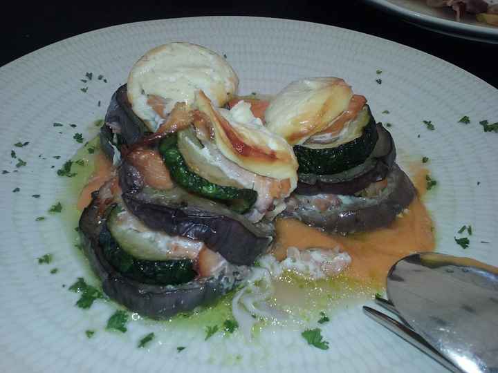 Pastel de verduras con salmón, queso de cabra y salmorejo