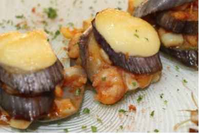 Musaca de berenjema con gambas y pulpito