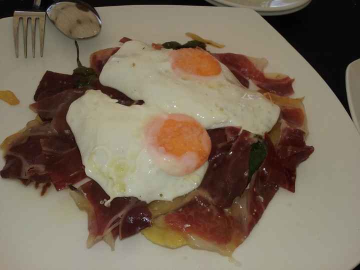 Huevos rotos con jamón ibérico y pimientos (estas son las cosas que a mi me gustan aunque no sean mu
