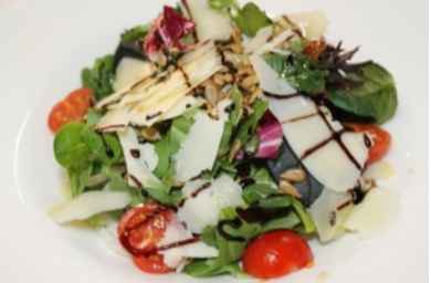 Estoy pensando meter una ensalada, porque al ser en verano y por la noche, aunque no se si a los inv