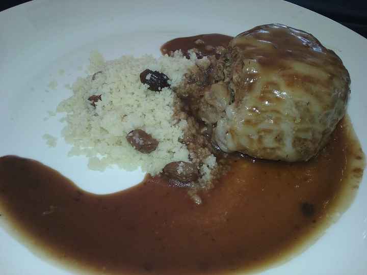 Centro de cordero deshuesado con cuscus de pasas