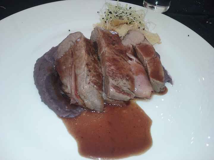 Carrillera de ibérico rellena de panceta, setas y salsa de oporto con (no me acuerdo)