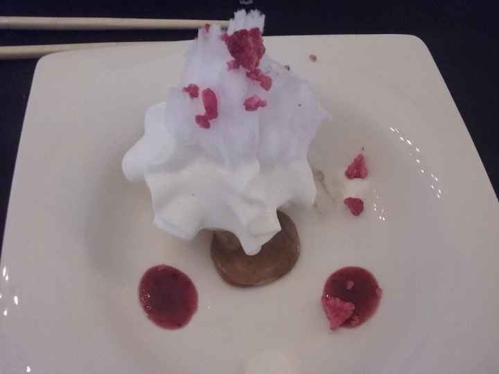Láctic. Lleva dulce de leche, algodón de azúcar, salsa de frutos rojos y no se que más (no está entr
