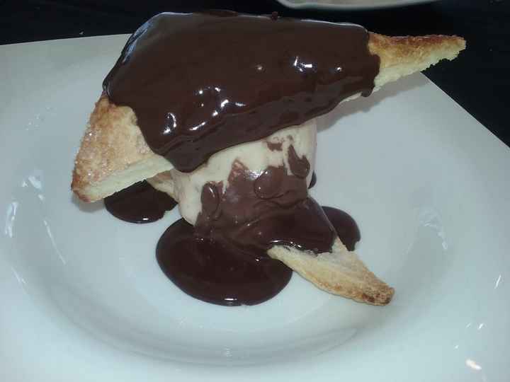Perfecto de turrón con hojaldre y chocolate caliente (este siiiii)