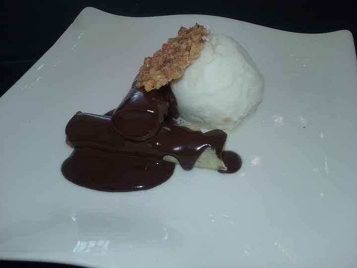 Crepe de dulce de leche, chocolate caliente y helado de leche merengada (este tambien)