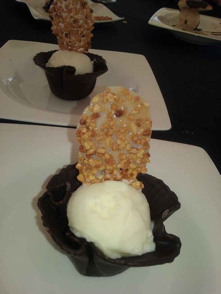 Tulipa de chocolate negro con helado artesano y teja de almendra (este también, ya veis que amo el c