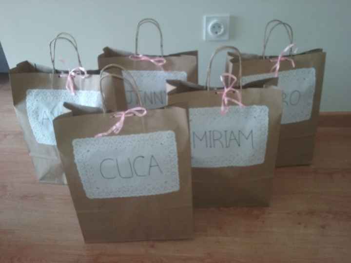 BOLSAS CON LAZO ROSA LISTAS PARA ENTREGAR