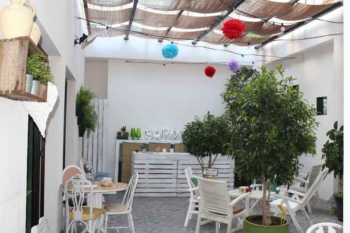 La terracita con la carte de cocteles en cada mesa