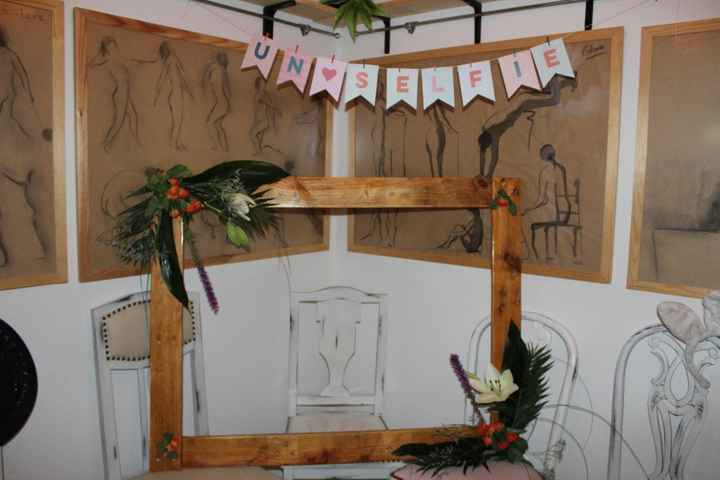 Zona photocall, con el marco adornado con flores naturales. Cuidaron cada detalle.