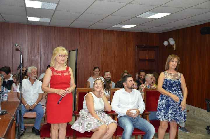 las testigos en pie