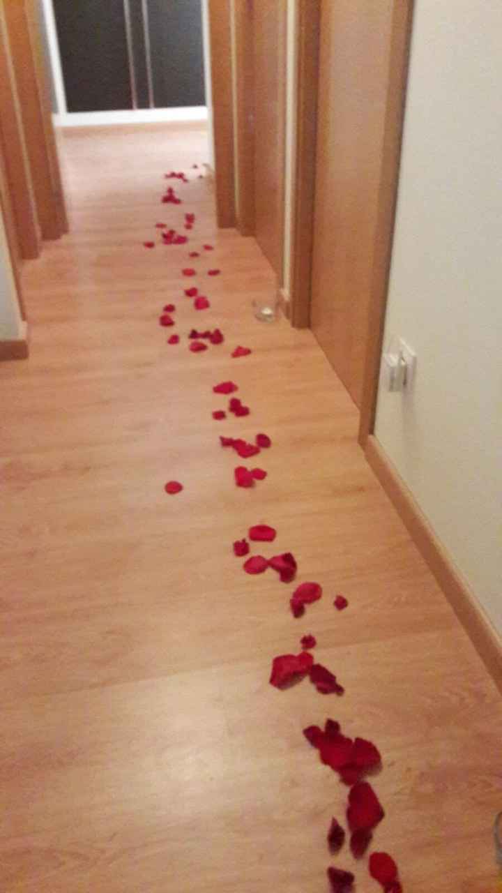 Pasillo al dormitorio con pétalos naturales y velas