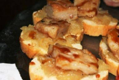 Tosta de secreto ibérico con cebolla caramelizada y salsa PX