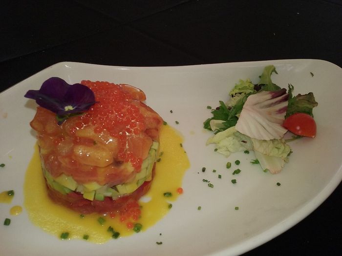 Tartar de salmón, aguacate, lima, huevas de trucha y flores comestibles (creo)