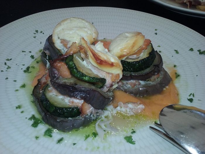 Pastel de verduras con salmón, queso de cabra y salmorejo