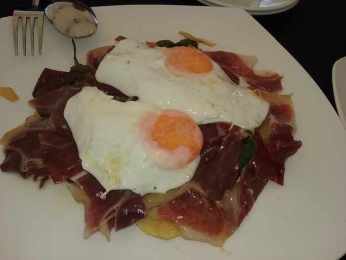 Huevos rotos con jamón ibérico y pimientos (estas son las cosas que a mi me gustan aunque no sean mu