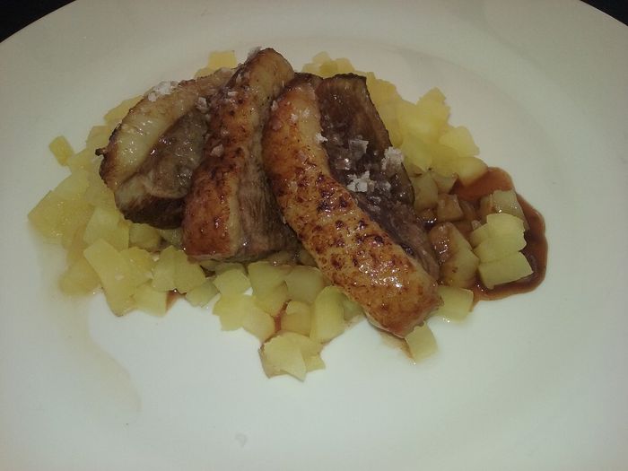 Magret de pato con manzana caramelizada y salsa de oporto (este lo hemos descartado, estamos dudando