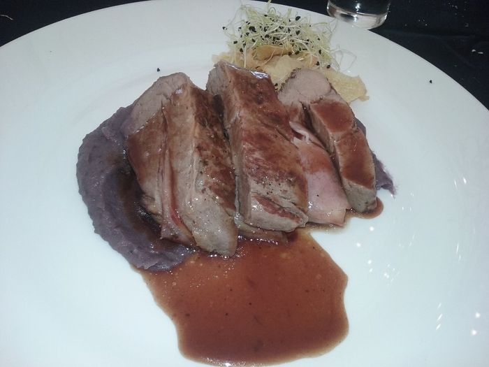 Carrillera de ibérico rellena de panceta, setas y salsa de oporto con (no me acuerdo)