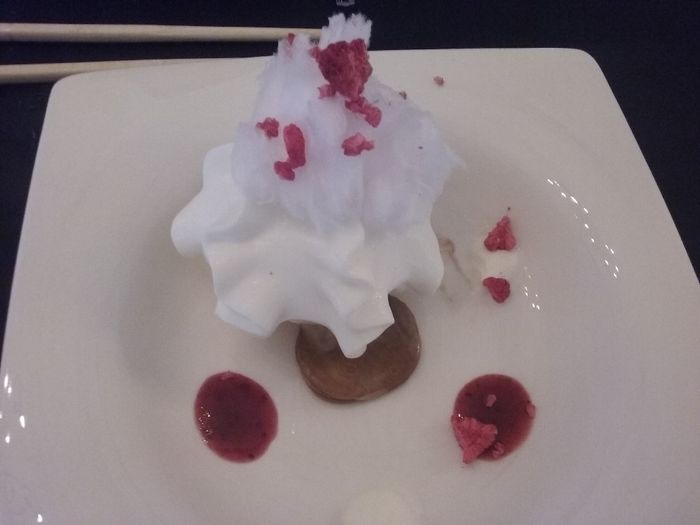 Láctic. Lleva dulce de leche, algodón de azúcar, salsa de frutos rojos y no se que más (no está entr