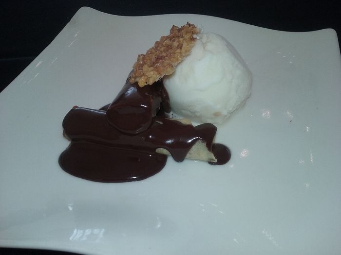 Crepe de dulce de leche, chocolate caliente y helado de leche merengada (este tambien)