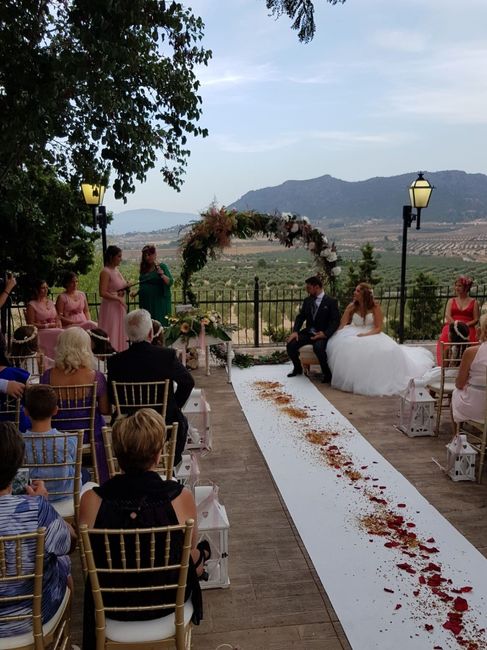 ceremonia con damas de honor hablando