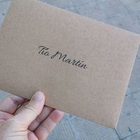 Una pregunta tonta pero que me tiene indecisa…. En los sobres donde van las invitaciones habéis pues