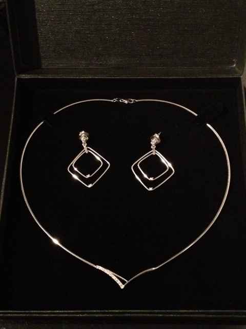pendientes y gargantilla