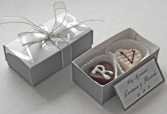bombones personalizados con las iniciales de los novios, en una caja personalizada