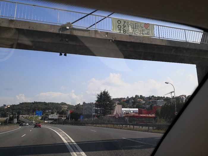 Pancarta en el puente
