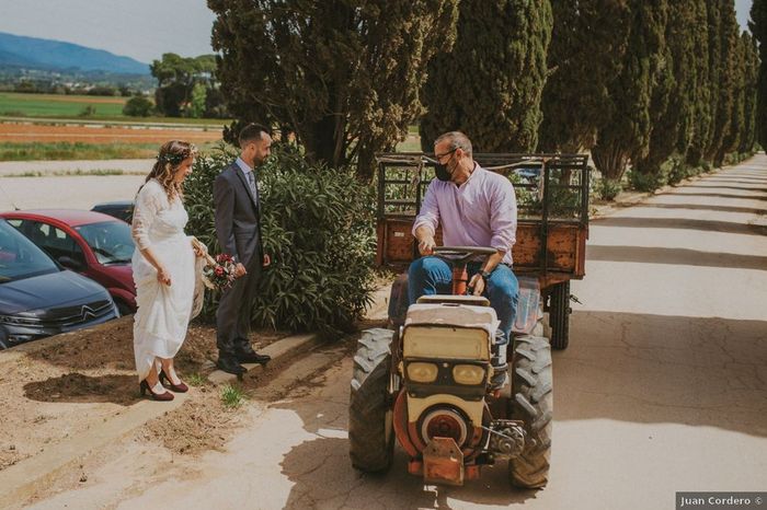 Llegada al banquete... ¡en un transporte único! 🚜 1