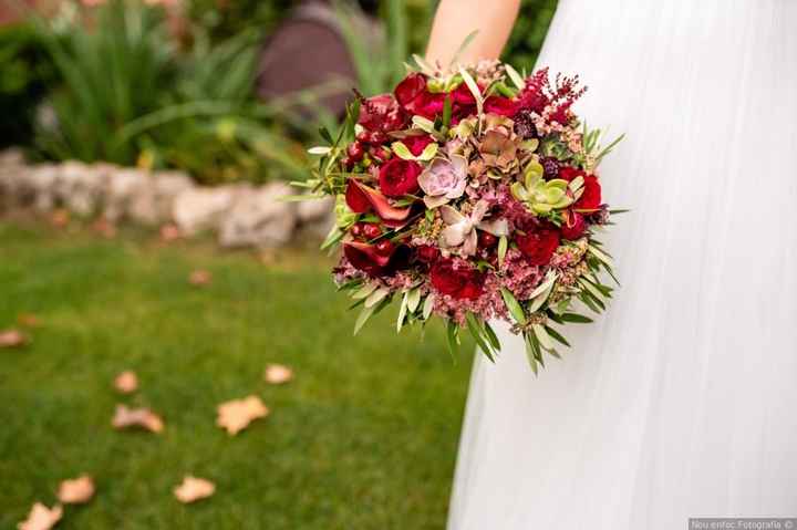 2. Bouquet en tonos verdes y rojos