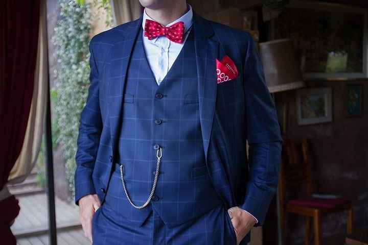 ¿Look de novio combinado con accesorios rojos? - 1