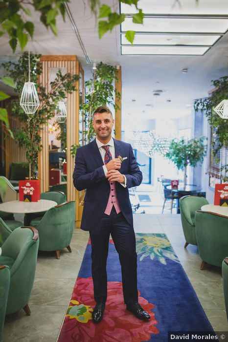 Victor escogió este look para el gran día 👇 - 1