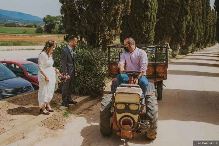 Llegada al banquete... ¡en un transporte único! 🚜 - 1