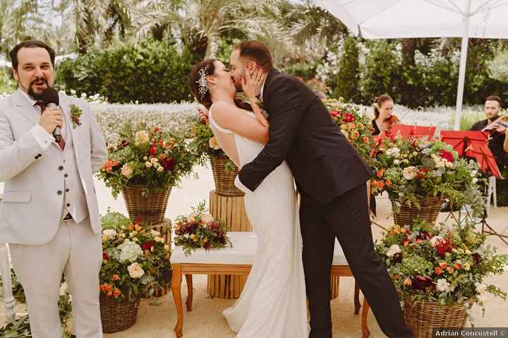 En el altar: ¿Beso tímido o besazo de película? - 1