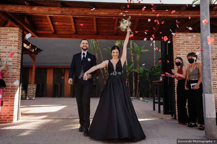 🖤 Descubre el vestido de novia negro que lució Rebeca - 1
