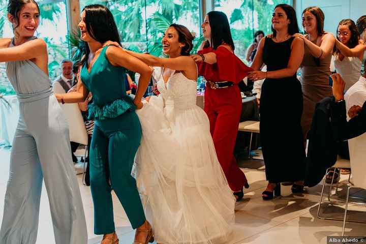 ¿Tus amigas te están pidiendo opinión sobre sus looks de invitada? - 1