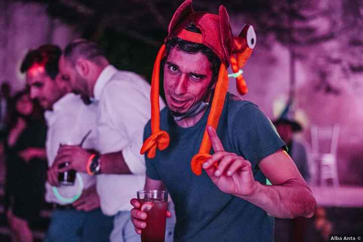 ¡Este invitado no se quiere ir de la fiesta! 🤣 - 1