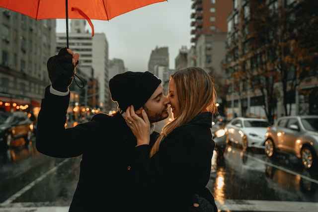 En una palabra: Nuestro primer beso fue ____ - 1