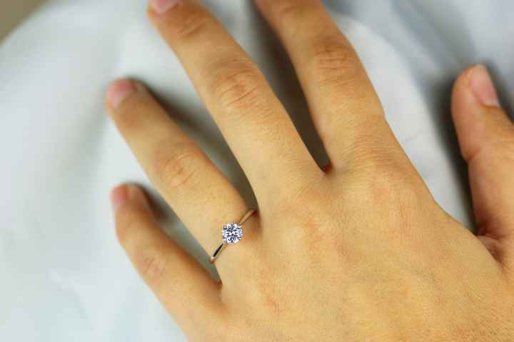 Vota y cuéntanos cuál es el material de tu anillo de pedida 👇 - 1