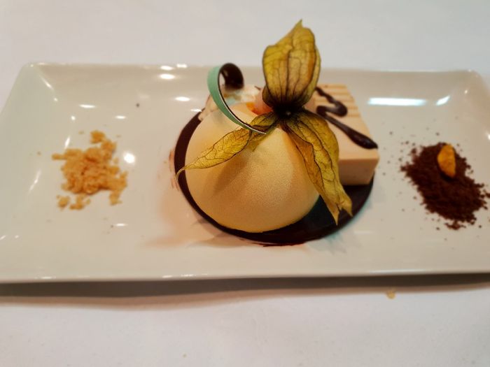 Helado de mango y bombon de turron