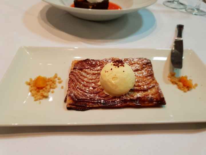 Tarta de manzana y helado vainilla