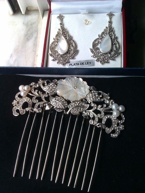 mis pendientes y mi peina 