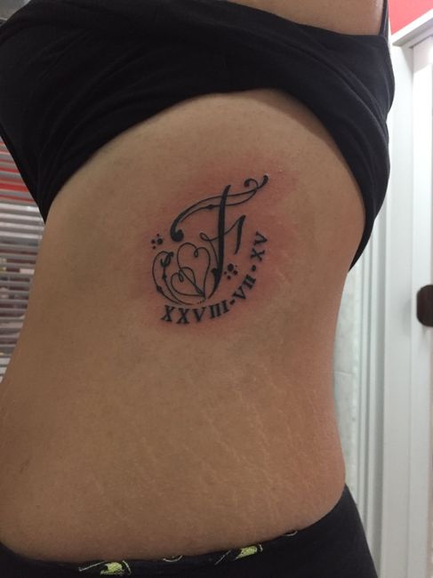 Me he tatuado la inicial de mi prometido y nuestra fecha de aniversario - 1