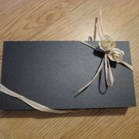 Caja de madera con boligrafo y abrebotellas