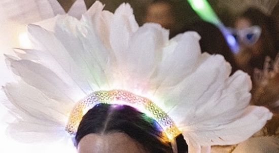 Diadema plumas y luces hora loca 1