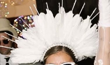 Diadema plumas y luces hora loca 2